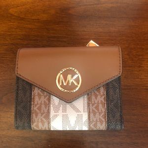Michael Kors Greenwich Signature Logo Semi Luxe Medium Envelope Trifold Wallet